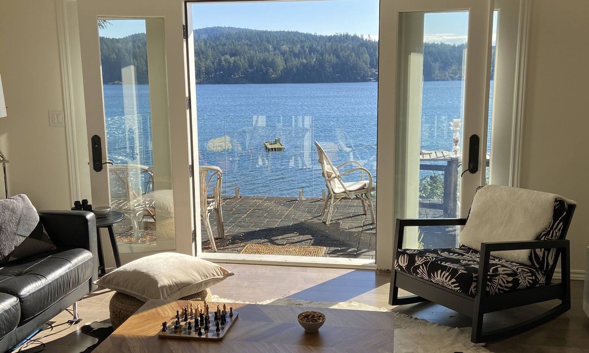 Sooke House | Bright 2 bedroom upper floor oceanfront retreat! Winter monthly rates