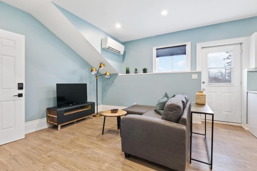 Collingwood House | Bright and Spacious Condo in Downtown Collingwood 97043