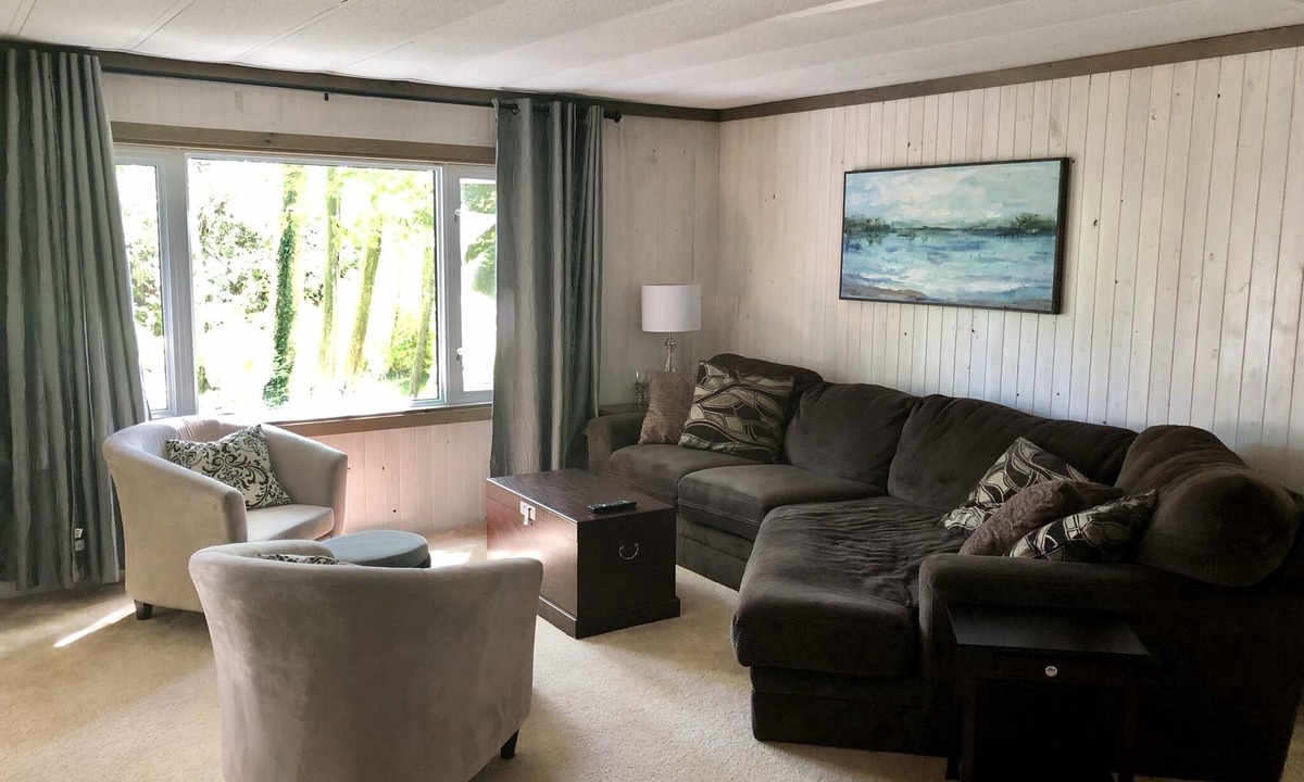 Ripley Cottage | Bright and Spacious Point Clark Cottage across street from Lake Huron
