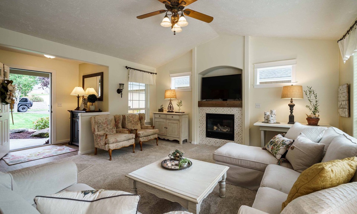 Gresham House | Bright Charming Home Central to Mt. Hood, the Gorge, Hood River and Vineyards