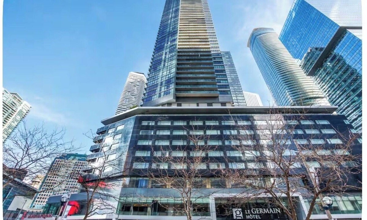 Central Waterfront Condo | Bright condo on 39th floor with skyline views from large balcony