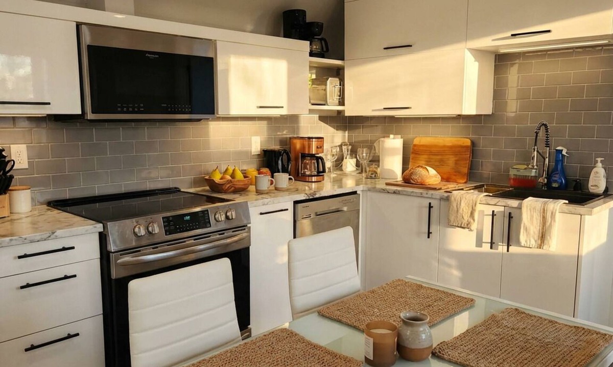 Walkerville Apartment | Bright Full-Height Apt, Historical Old Walkerville