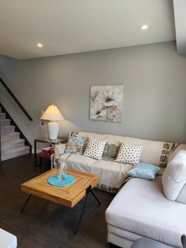 London House | Bright Master Queen Room in London near Western Costco T&T