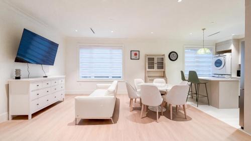 West Side Villa | Bright new 5BR Kerrisdale House
