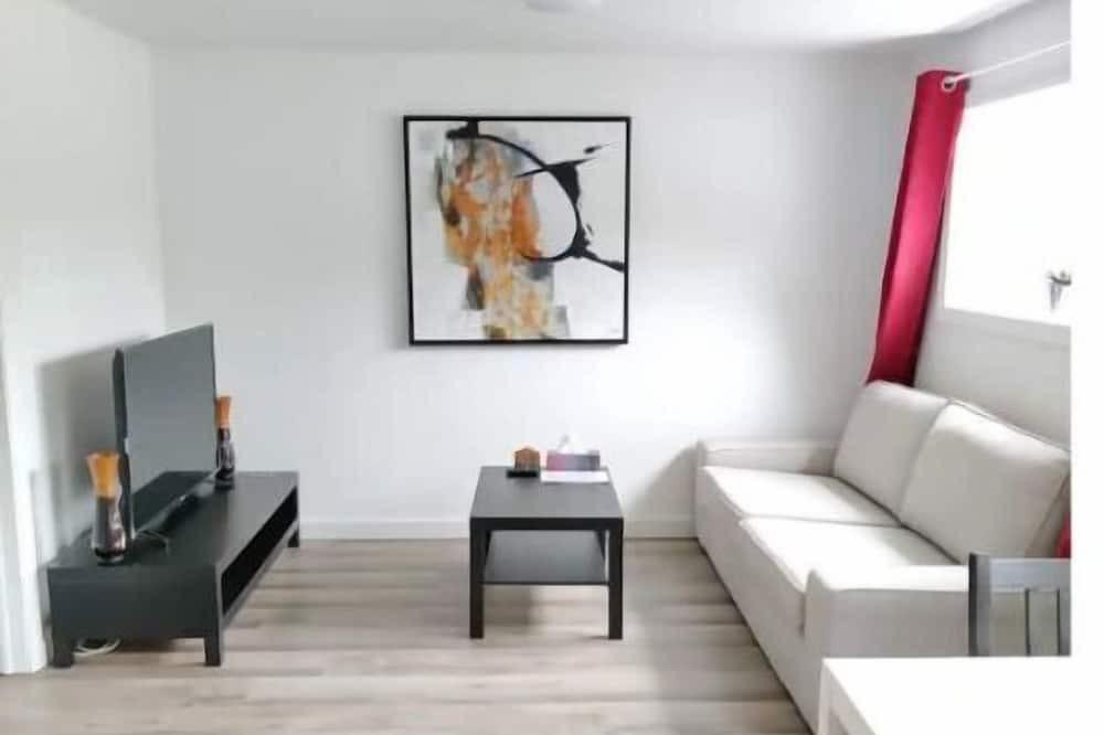Kitchener Apartment | Bright One Bedroom Apartment w/ Sunroom, Wifi, Parking