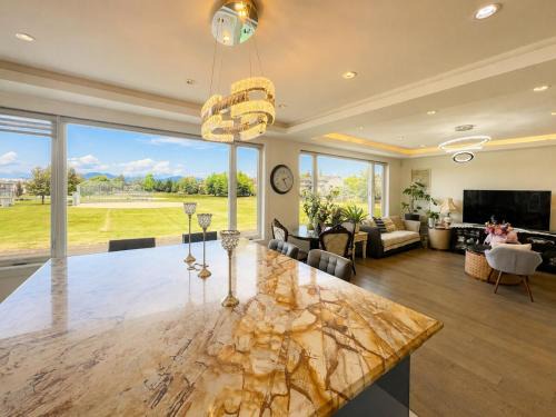 Seafair House | Bright View Home near YVR & Parking