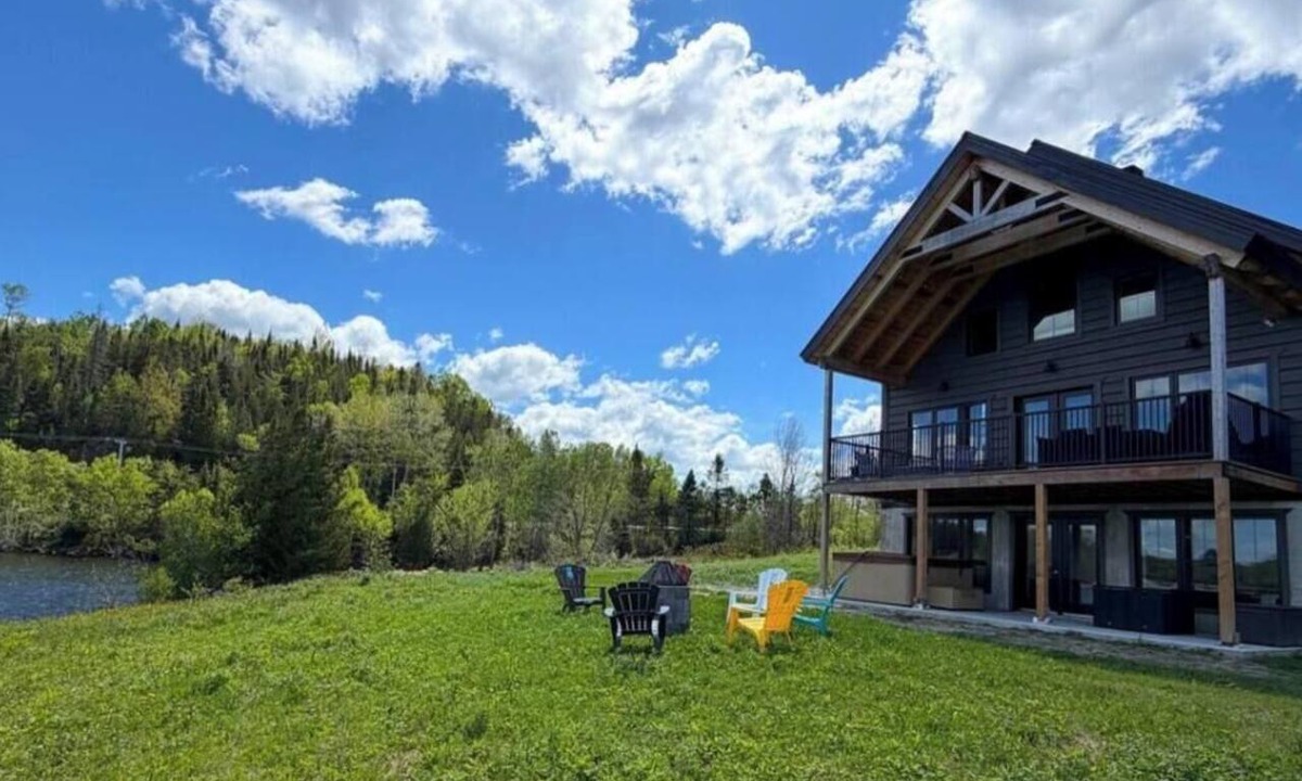 Notre-Dame-de-Pontmain Ski Chalet | Le Cerf | bord de l’eau, spa, salle jeux et kayaks