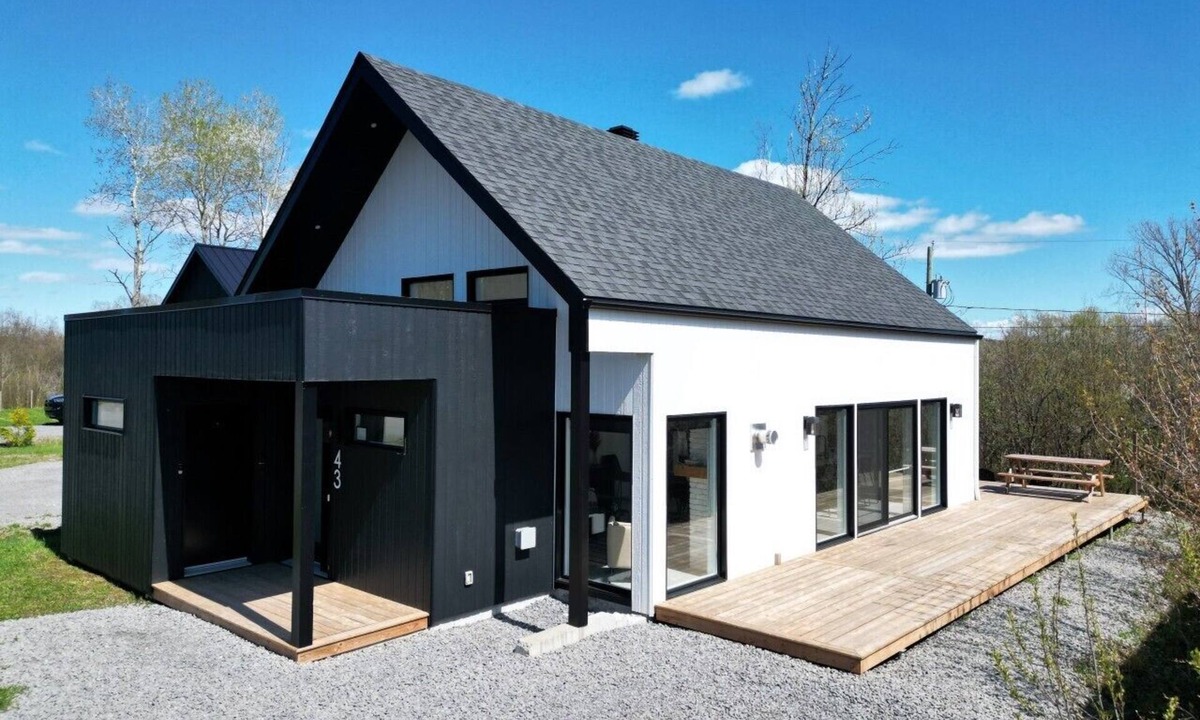 Saint Ferreol les Neiges House | Chalet Monsieur Férréol | Hot Tub | 5 min Ste-Anne