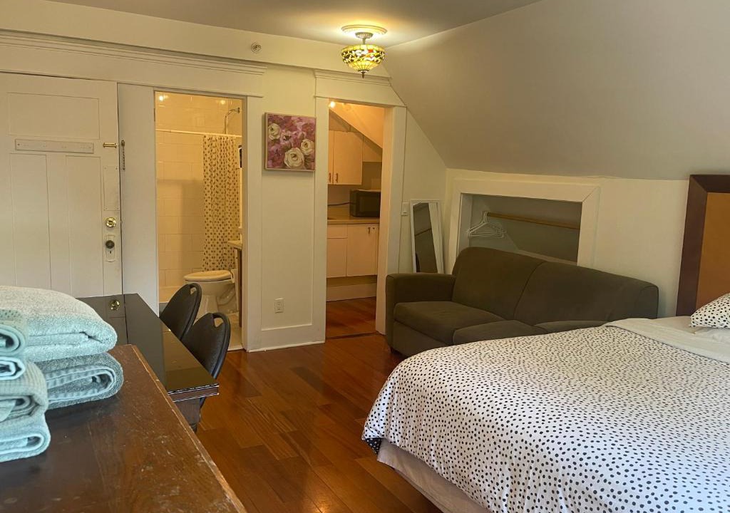 Mount Pleasant House | Cambie Guestshouse
