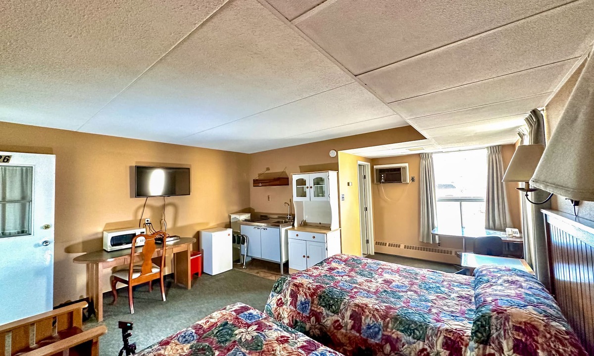Moose Jaw Hotel | Capone's Hideaway Motel