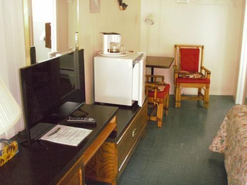 Ivy Lea Hotel | Capricorn Motel Royale 1000 Islands