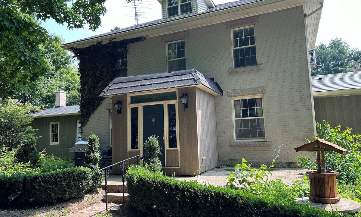 Guelph/Eramosa House | Cardinal Suite on Century Farm