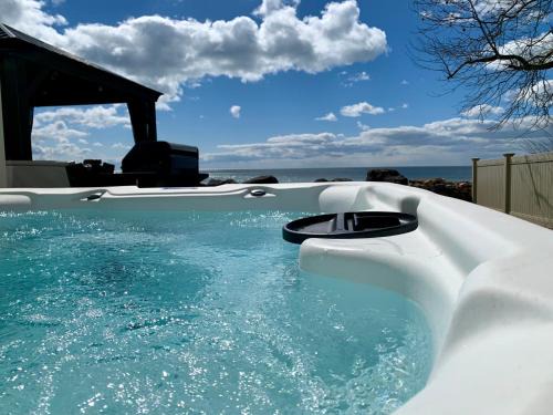 Leamington House | Casa Azul- Entire Lakefront Cottage with Hot Tub