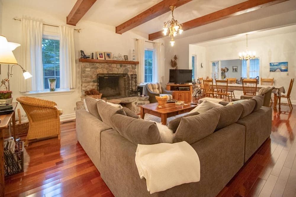 Brock Cottage | Casa Bonita - Beautiful 4Br Simcoe Cottage w/ Swimming & Wi-Fi!