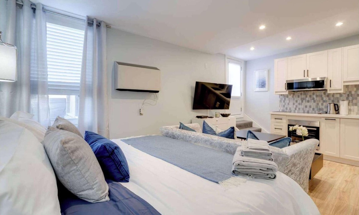 Leslieville Hotel | Casa Hotels: Stylish Suite with Patio—Leslieville