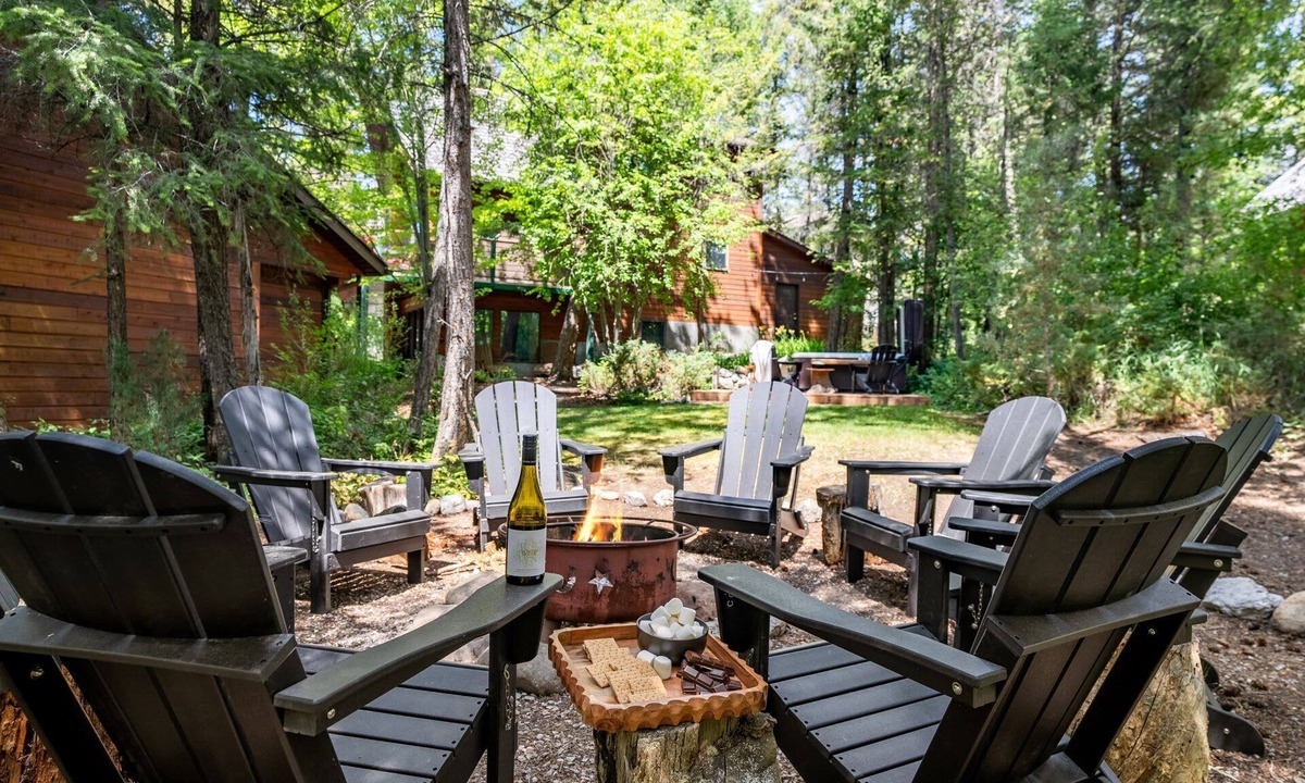East Kootenay Cabin | Castle in The Woods | Hot Tub | Fire Pit | AC!