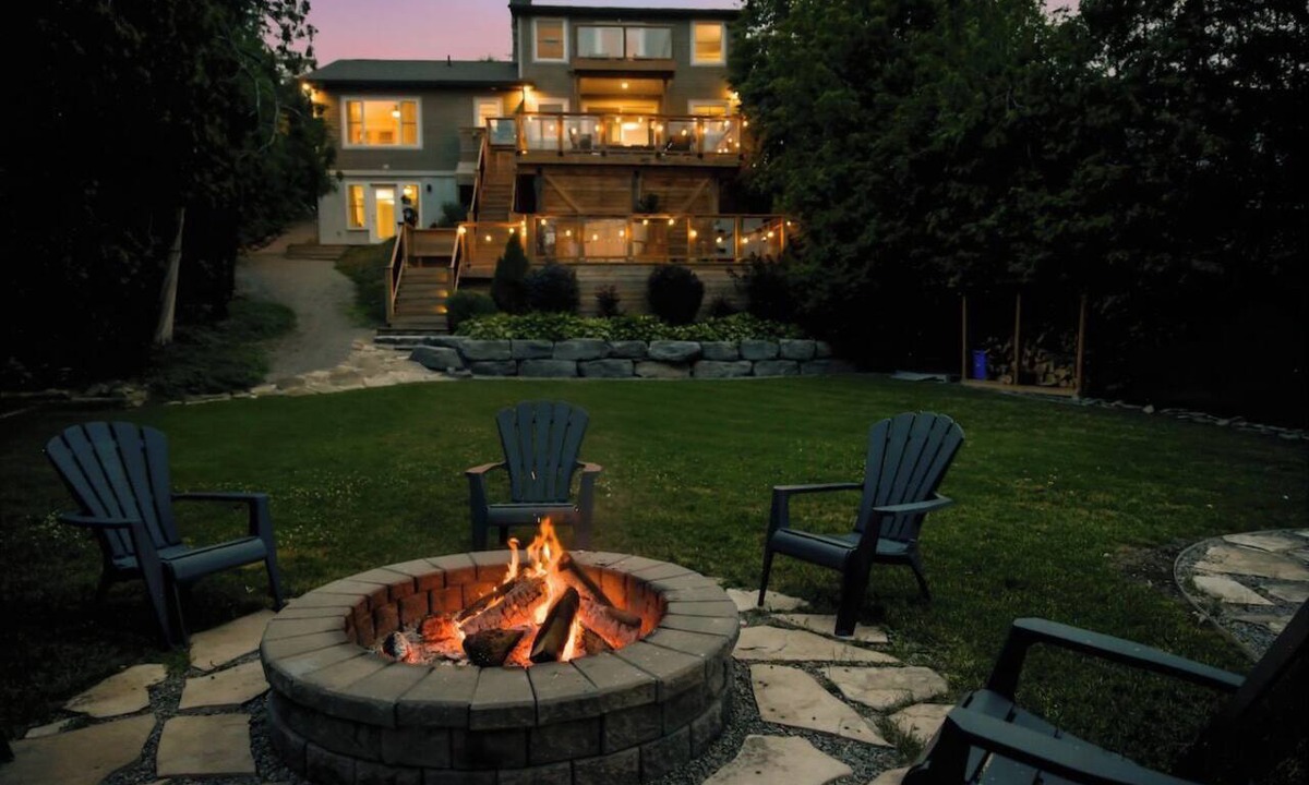 Fenelon Falls House | Cedar Barrel Lakehouse - Hot Tub|Water Toys|Views