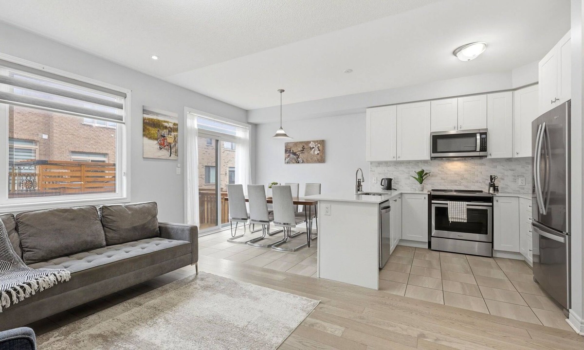 Pickering House | Cedar Nest - 5 Beds, 3.5 Baths, 2 Park, Backyard