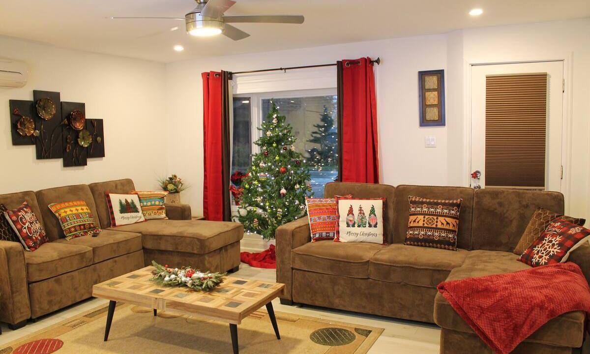 Wasaga Beach House | Cėleste cottage is 2 minutes walk to the beautiful sandy beach of Georgian Bay..