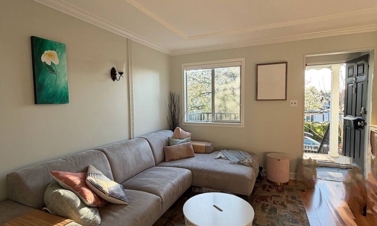 Knight House | Central Family Home | 4 Bed 2 Bath | Entire House w Yards | Transit & Parking