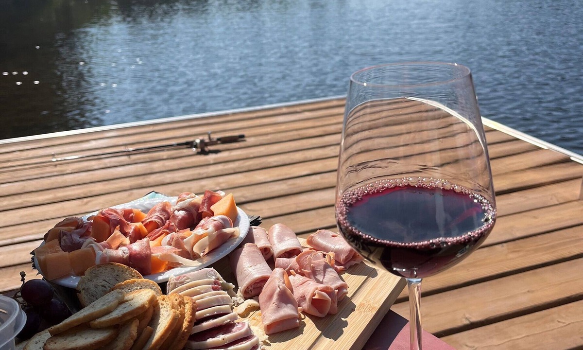 St-Adolphe-d'Howard Ski Chalet | Chalet La Félicita, enchanting waterfront.