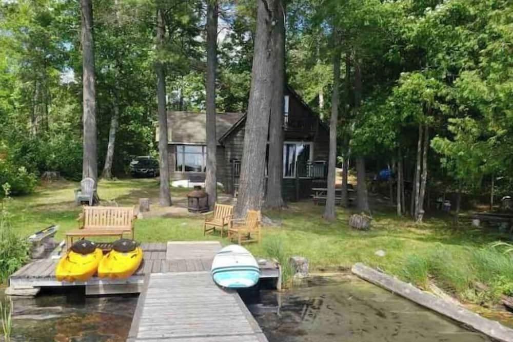 Clarendon Cottage | Chalet Casa Nina/ waterfront cottage
