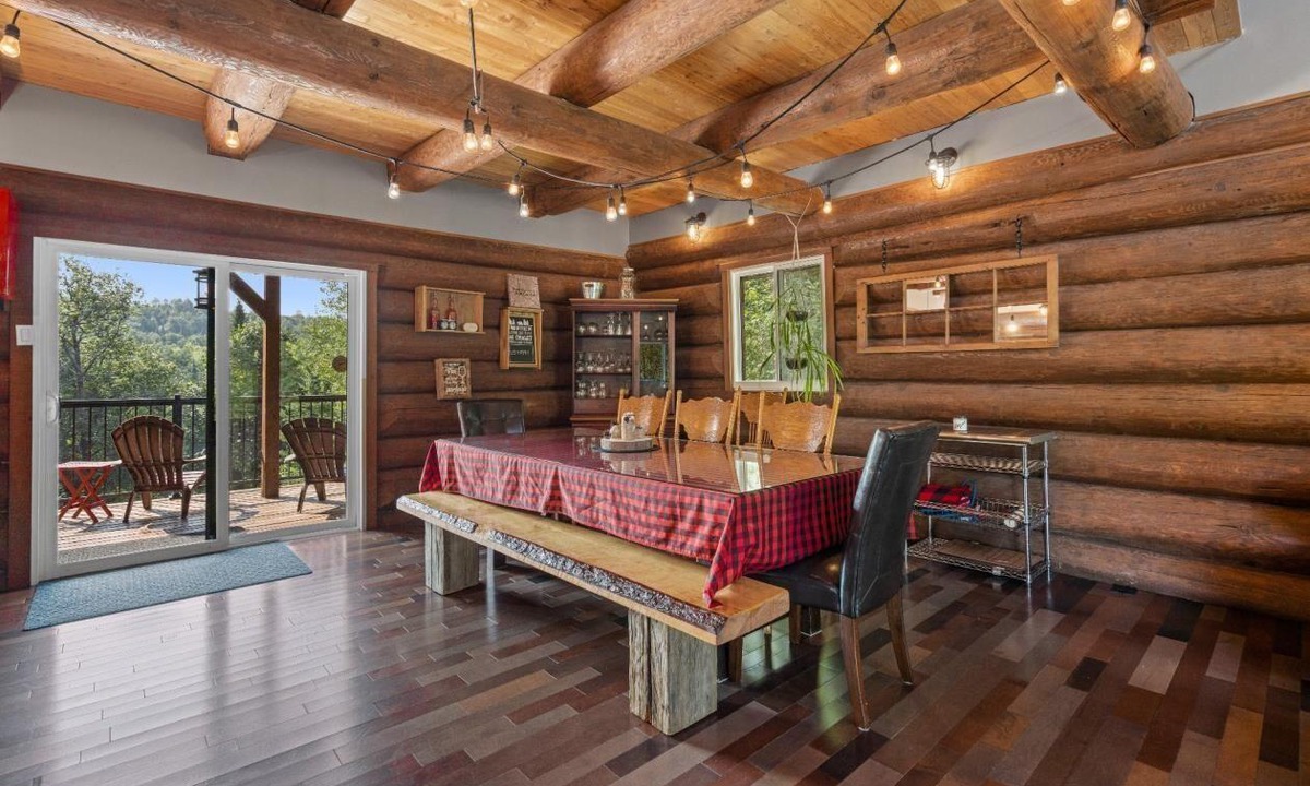 Mauricie Cabin | Chalet en bois rond au bord de l'eau avec spa, foyer et table de pool.