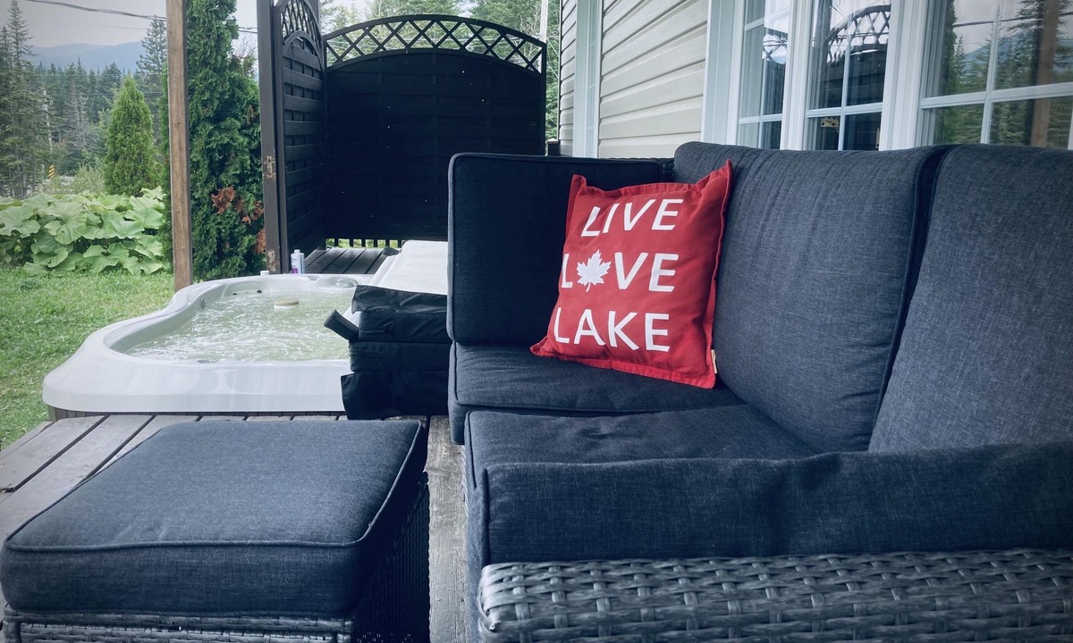 Saint-Brigitte-de-Laval Ski Chalet | Chalet sur le Lac avec vue sur montagnes et couchés de soleil