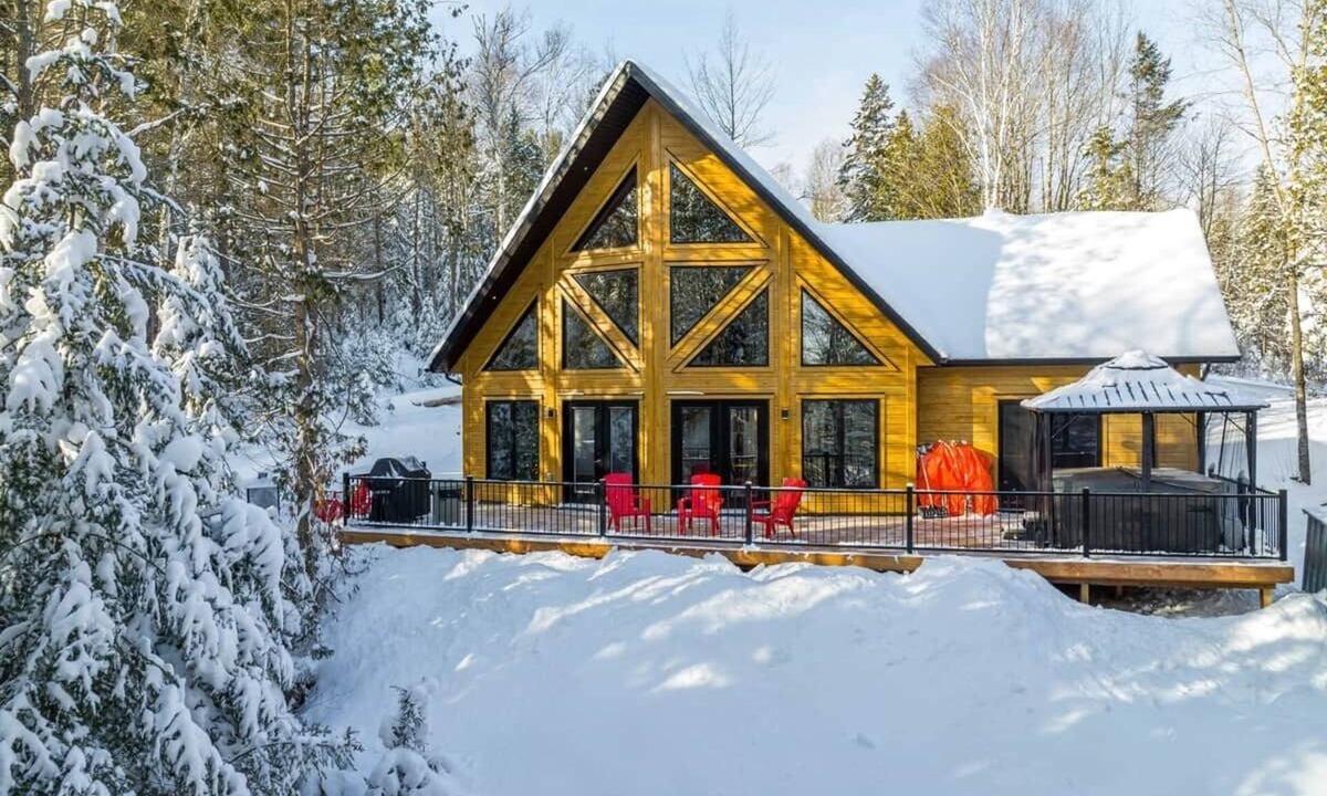 Sainte Beatrix Ski Chalet | Chalet Whiskey SPA and Arcade