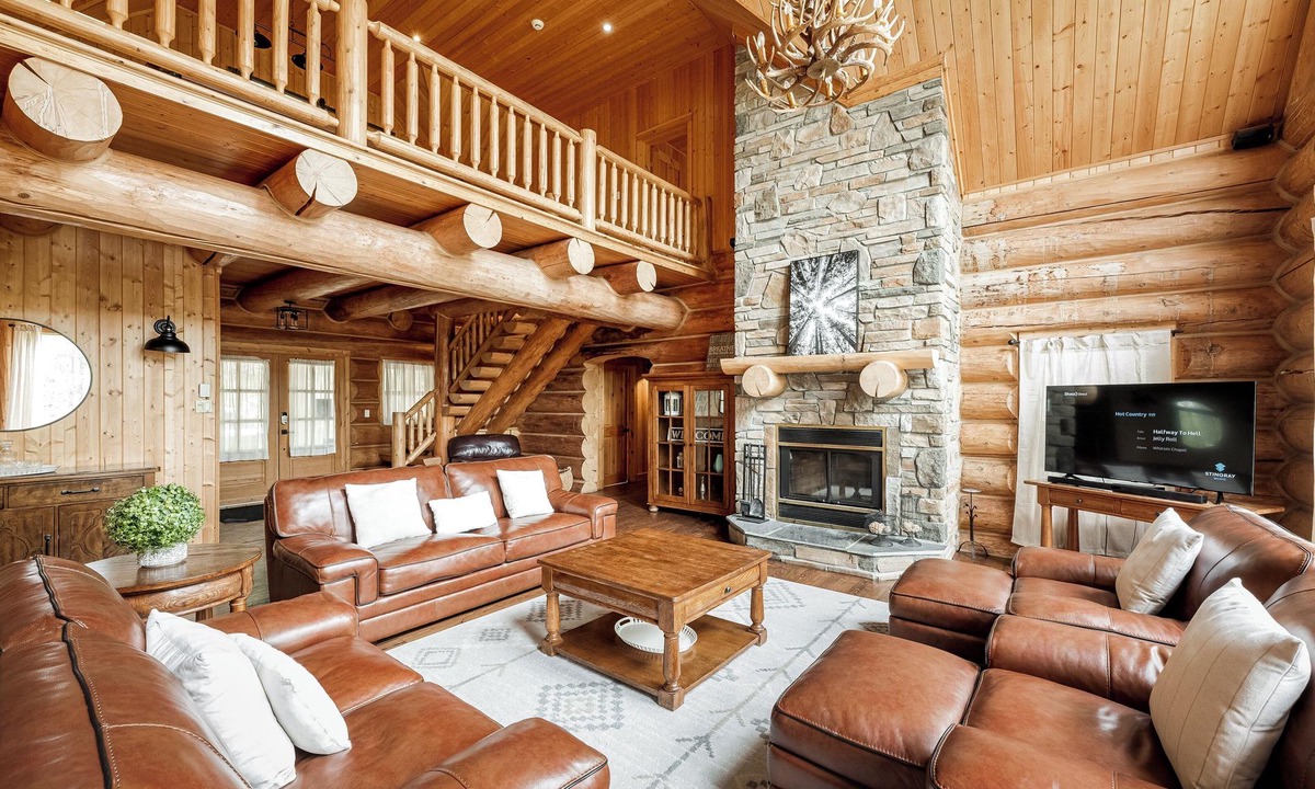 Fiddler Lake Resort Ski Chalet | ChaletsOais Luxury lakefront 5 bedroom log home with private hot tub