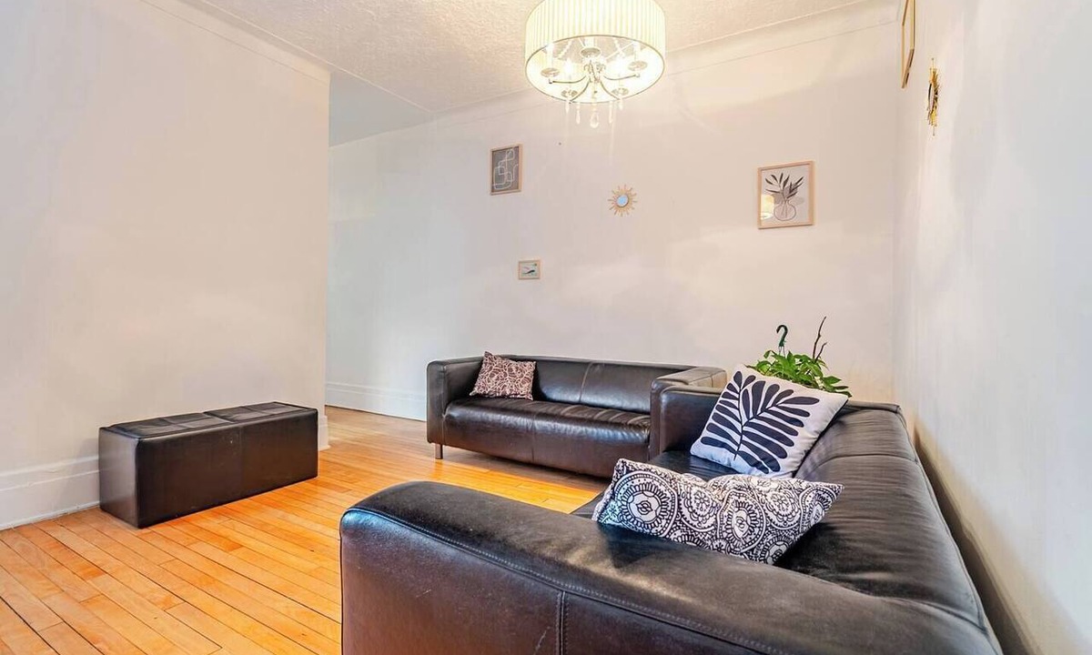 Parc Extension Apartment | 🍁 Charmant Appart Rustique | 7 Couchages| Métro Parc & Parc Jarry. Pet friendly