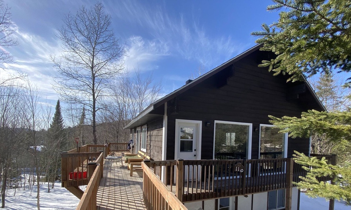 Sainte-Agathe-des-Monts House | Charming and Private 3 Bedroom Swiss Cottage