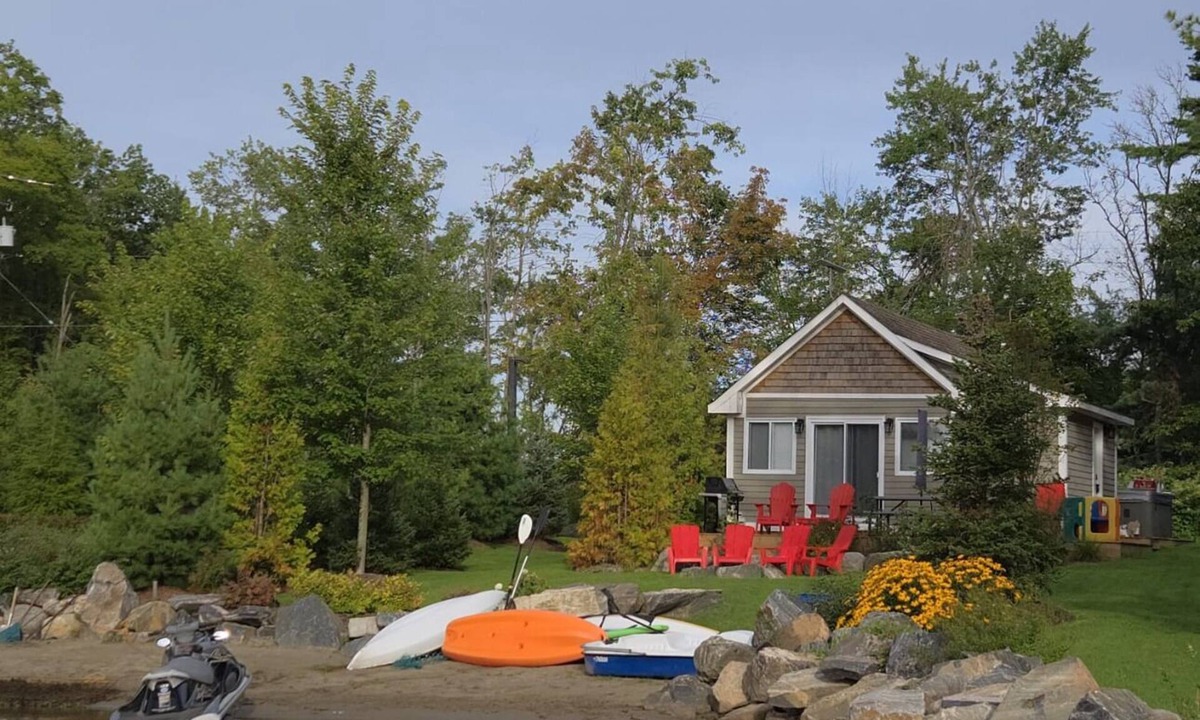 Gravenhurst Cabin | Charming 2 Bdrm Cabin/Bunkie on Lake Muskoka waterfront with postcard views.