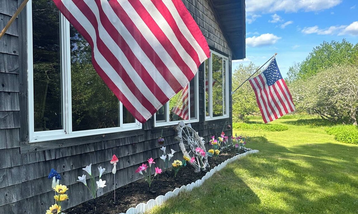 Smyrna Mills Cottage | Charming 2-bedroom cottage and a separate “clubhouse”in peaceful Merrill