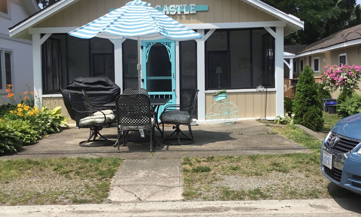 Crystal Beach Cottage | Charming 3 bedroom Sand Castle Cottage Steps to the sandy beach