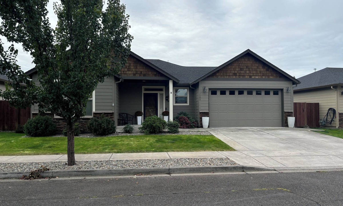Battle Ground House | Charming 3-bedroom house with WiFi, AC in peaceful Battle Ground
