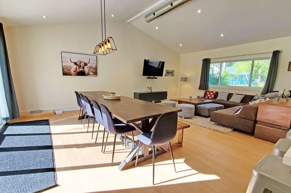 Virginia Cottage | Charming 3 bedroom get-a-way cottage, steps to Lake Simcoe