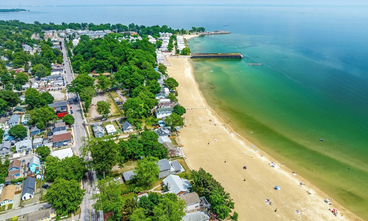 Crystal Beach House | Charming 3-Bedroom House with WiFi, AC & Hot Tub in Brilliant Crystal Beach
