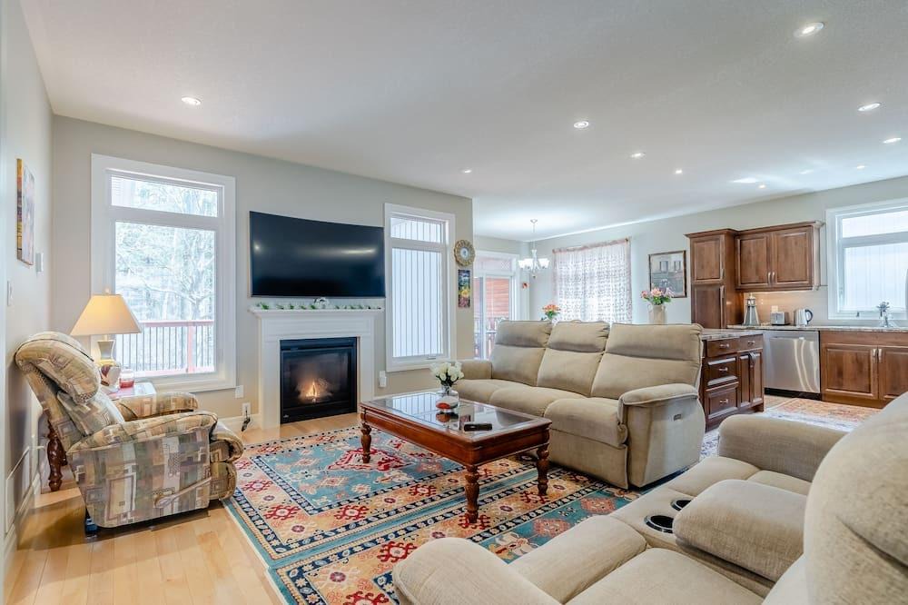 Trenton House | Charming 3BR Bungalow in Trenton