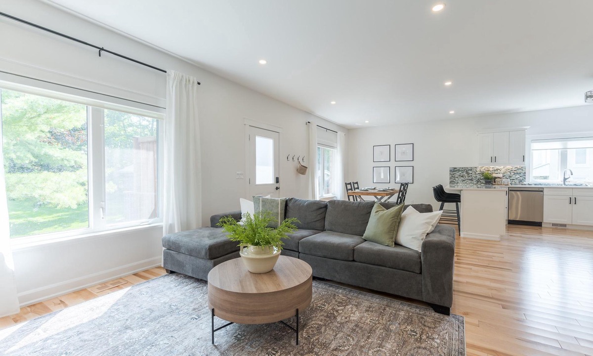Port Hope House | Charming 3BR Bungalow + Hot Tub in Port Hope