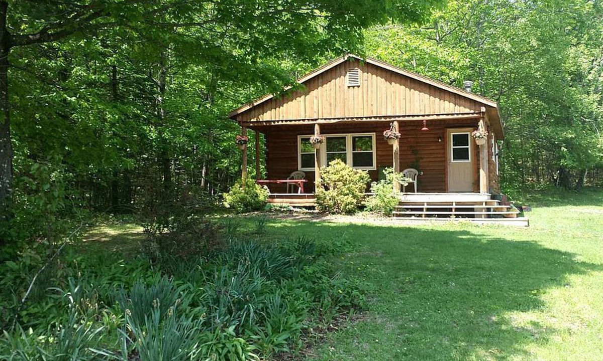 Exeter Cabin | Charming Cabin Rental with Private Front Deck near Bangor, Maine