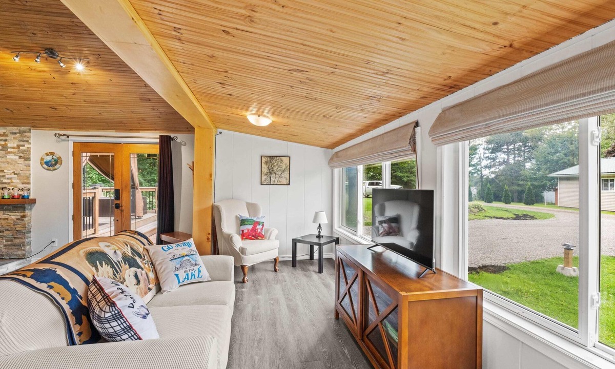 Lyndhurst House | Charming Cabin w Large Yard—Near Rideau Lakes