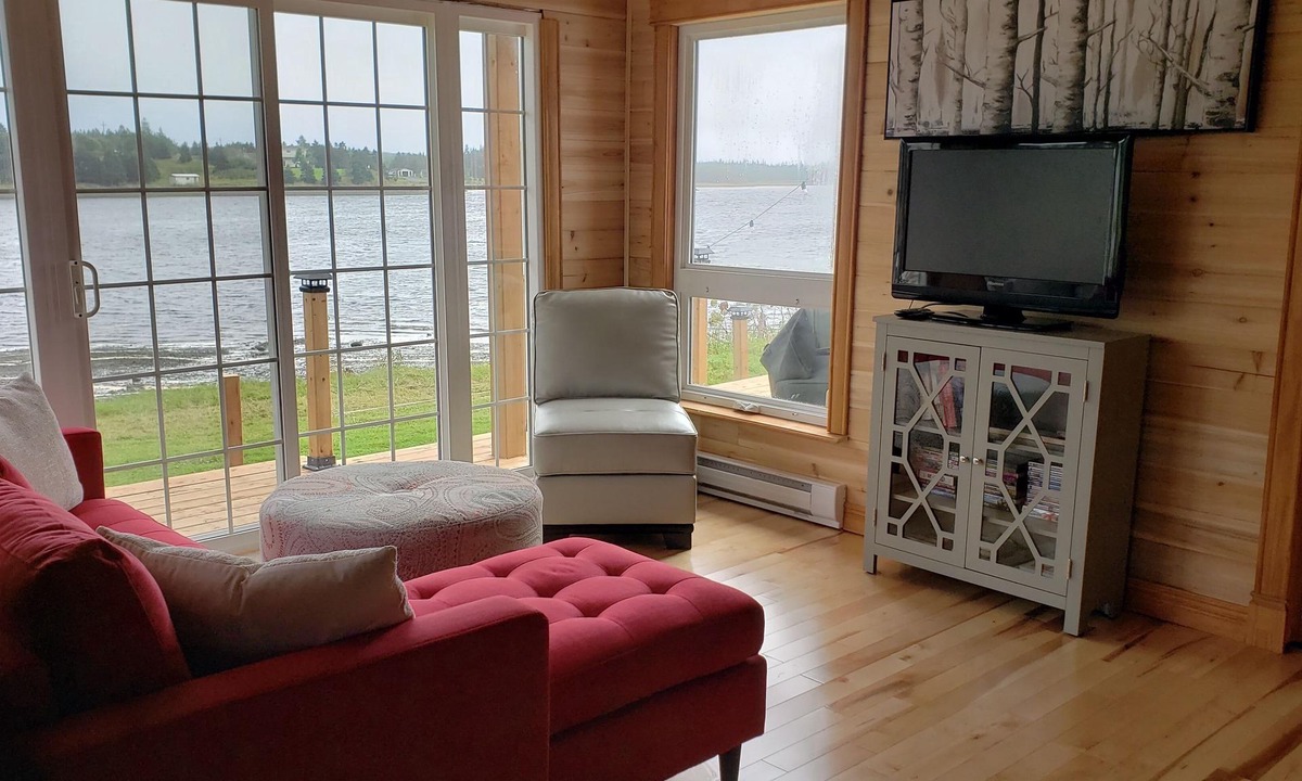 Colinet House | Charming craftsman cottage - tranquility on the bay!