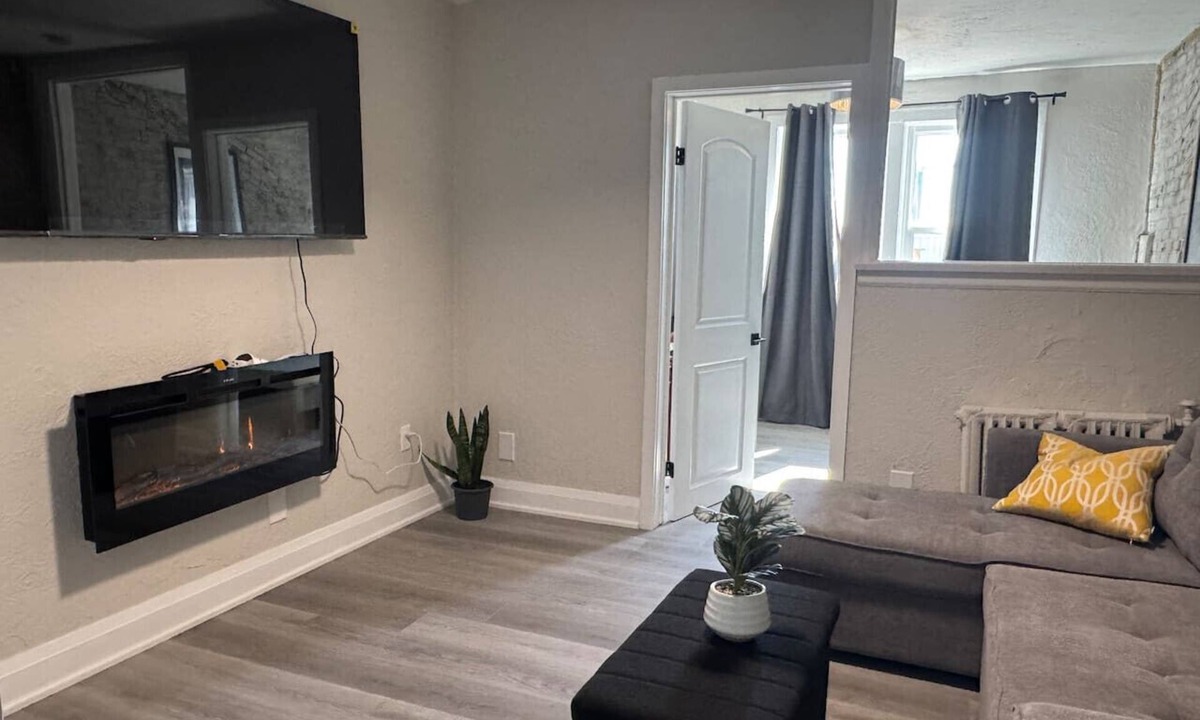 Downtown London Apartment | Charming Historic Downtown Apartment 1-BD Retreat