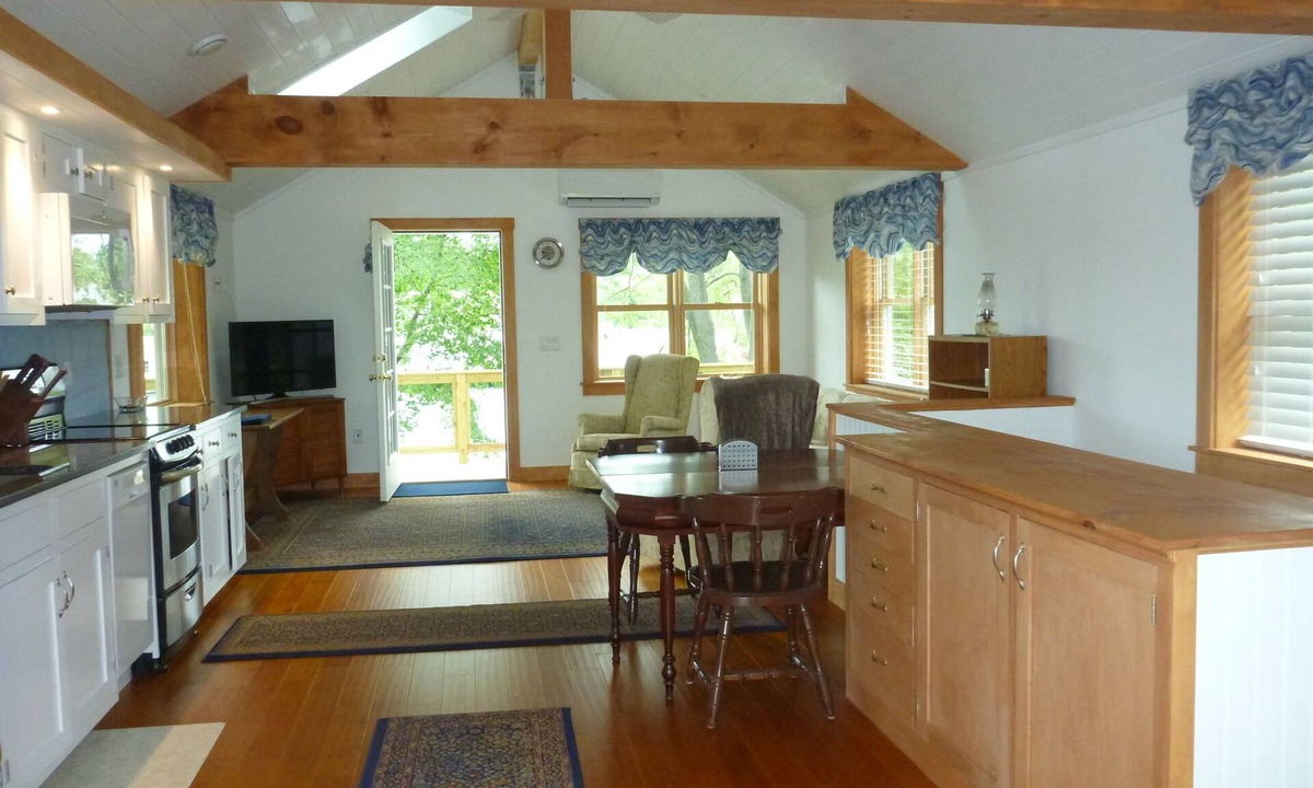 Kittery Cottage | Charming, quiet waterfront cottage with WiFi, parking, on island by Portsmouth