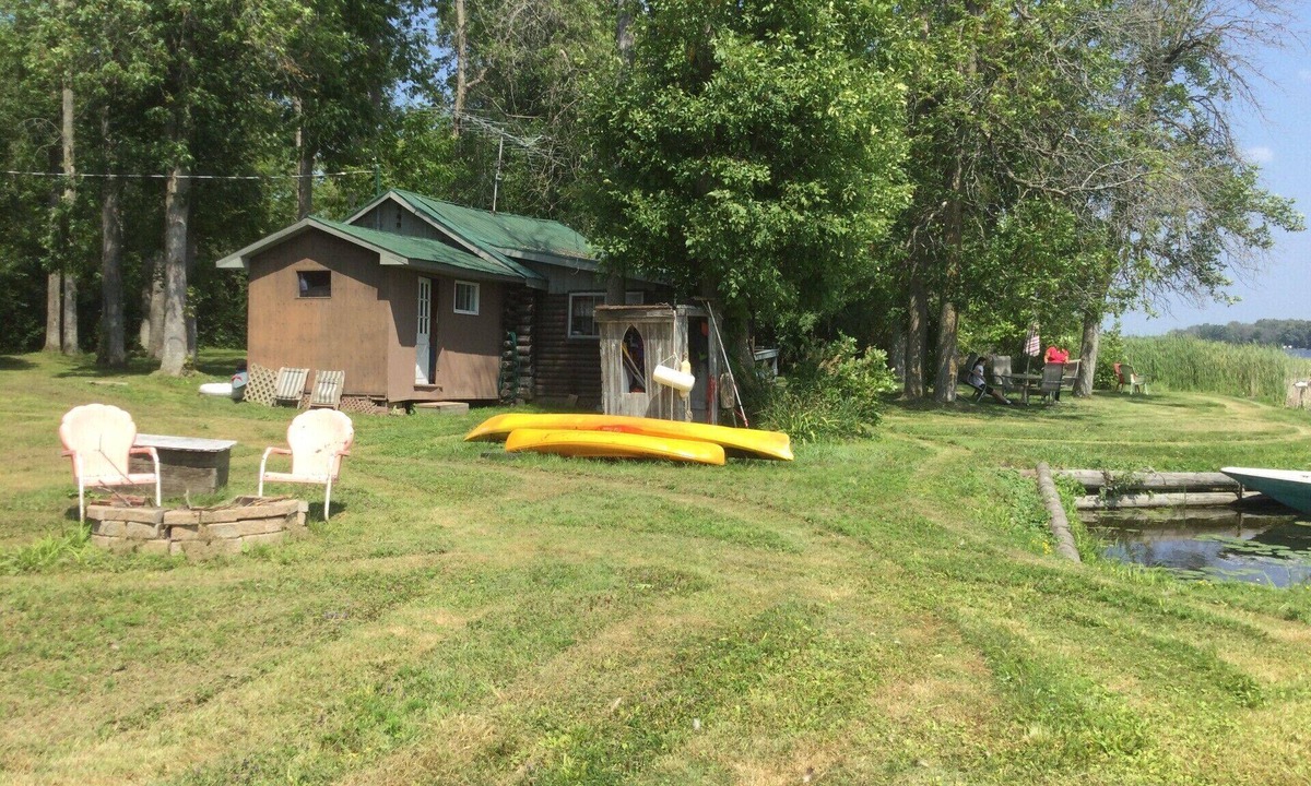 Montague Cottage | Charming Riverside Cottage Retreat in Historic Merrickville, Ontario