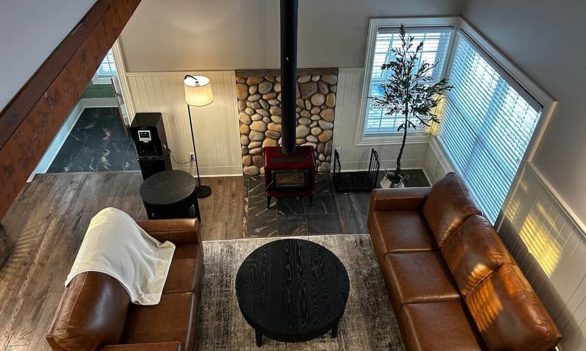 Fowler Lake House | Charming Rustic cabin w/Jacuzzi at Fowler Lake, SK