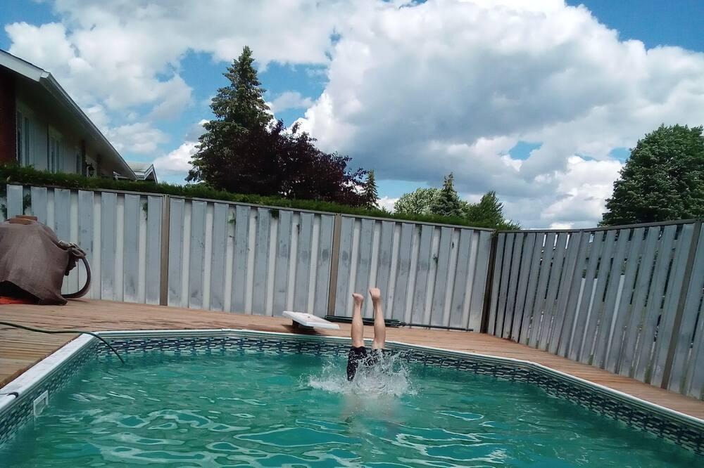 Downtown Gatineau House | Cheerful 3 bedrooms Bungalow with kitchen & inground swim pool