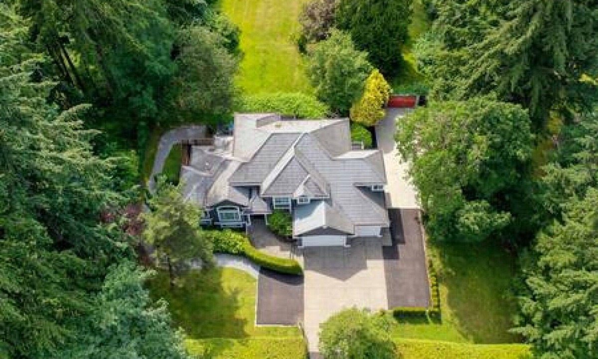 Surrey House | Cheerful 8 bedroom home C/W hot tub, 1.6 Acre lot