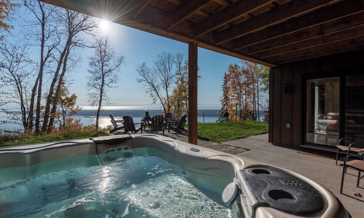 Les Eboulements Ski Chalet | Chez Annie 215: Panoramic Views & Hot Tub